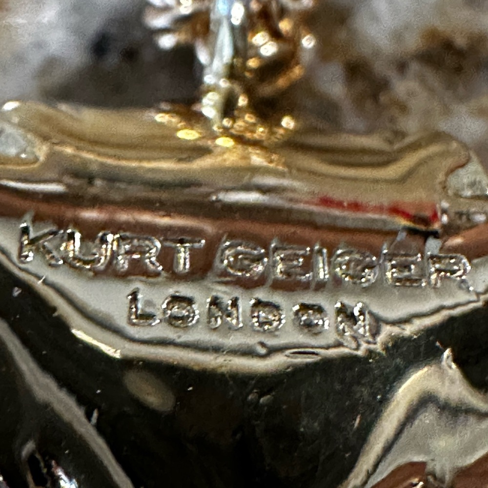 Kurt Geiger White Enamel & Gold Shell Pendant Necklace - Picture 6 of 9